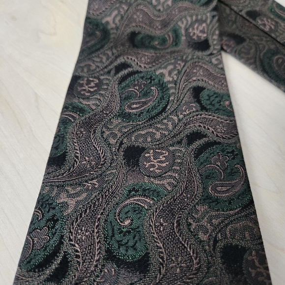 🇨🇵LANVIN Black and Green Paisley Tie - Picture 6 of 8